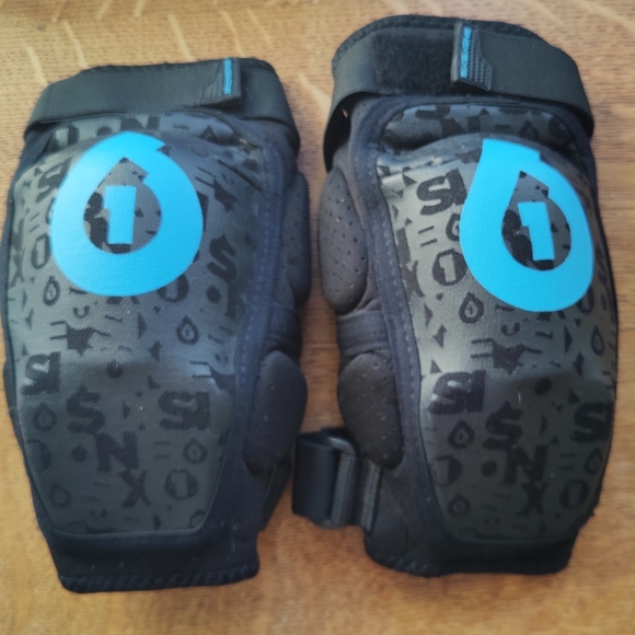 MTB SixSixOne Black and Blue Elbow Pads - Picture 1 of 2